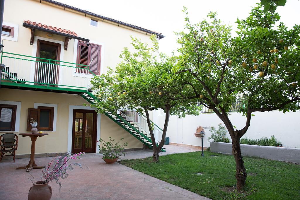 B&B La Chora Di بييسْتوم الغرفة الصورة